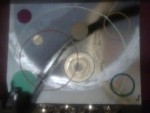 JUXTAPOSITION DE CERCLES DE DIFFERENTE FORMES ET COULEURS SUR FOND MULTICOLOUR