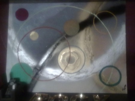 JUXTAPOSITION DE CERCLES DE DIFFERENTE FORMES ET COULEURS SUR FOND MULTICOLOUR